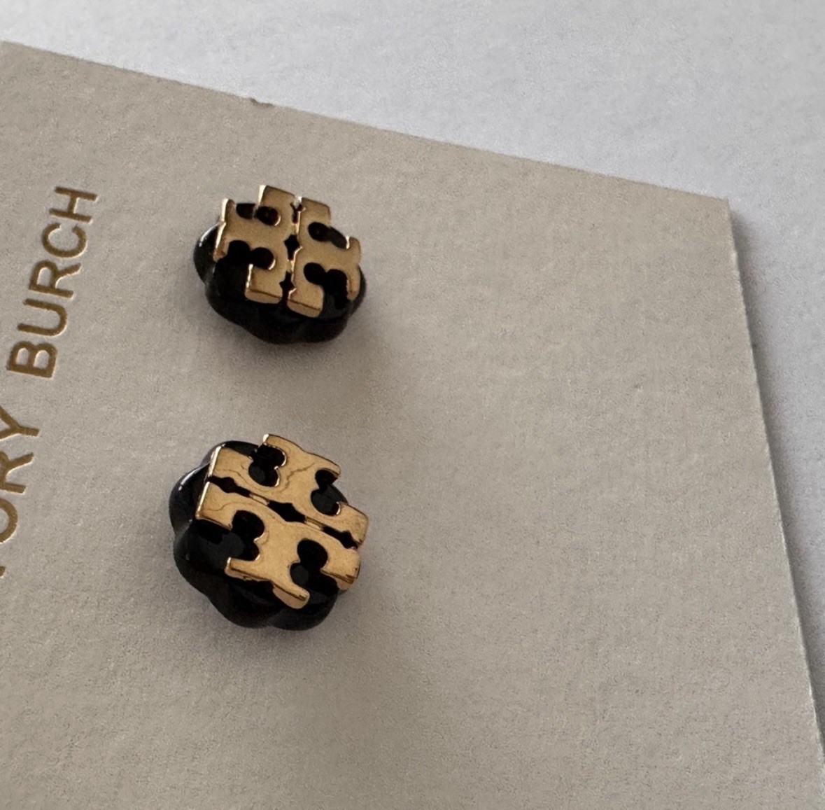 Tory Burch Signature Logo Flower Resin Stud Earrings – Black/Gold. New!