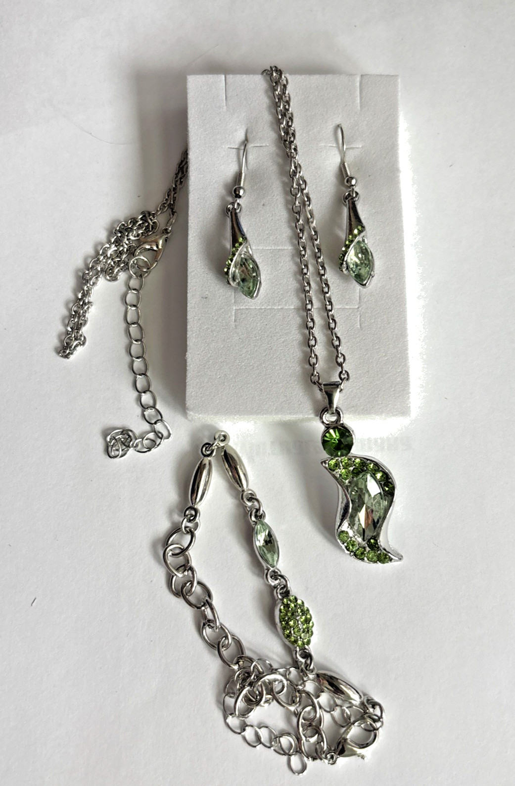 Set of Necklace Dangle Earrings & Bracelet Emerald sparkling, Chuns Fashion