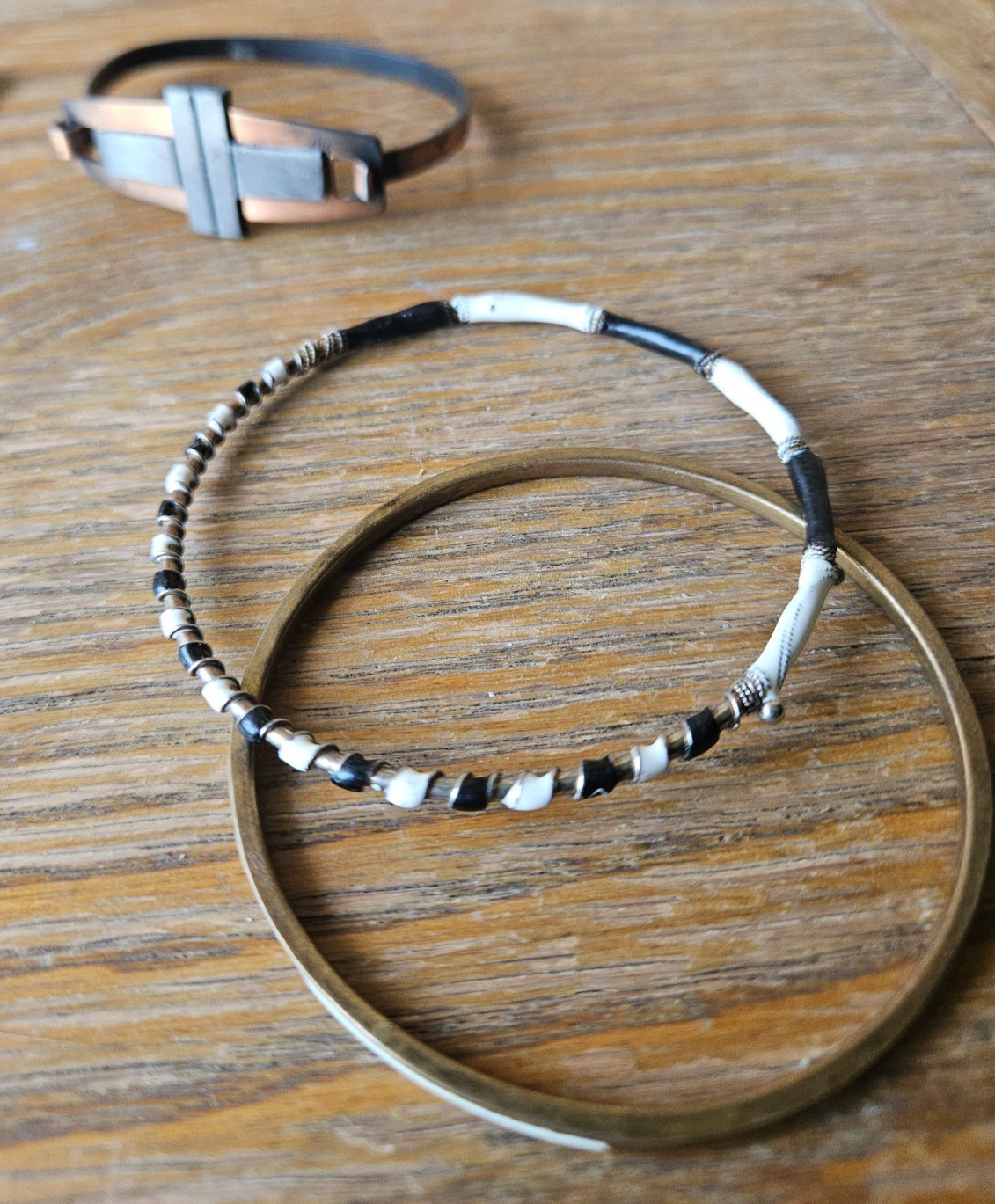 BRACELET / BANGLE LOT. MIXED MATERIALS. MODERN / VINTAGE
