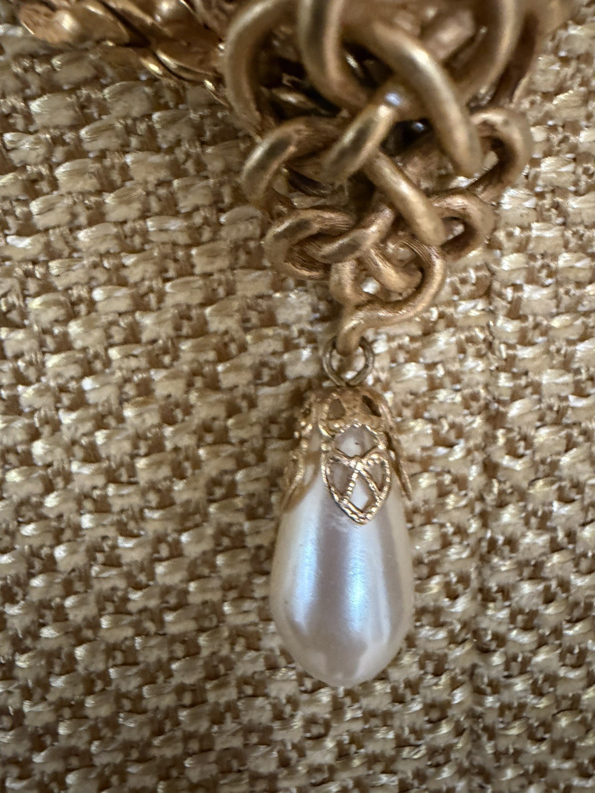 Vintage 16″ Donna Karan DKNY 1980s Gold Metal Necklace with hanging pearl