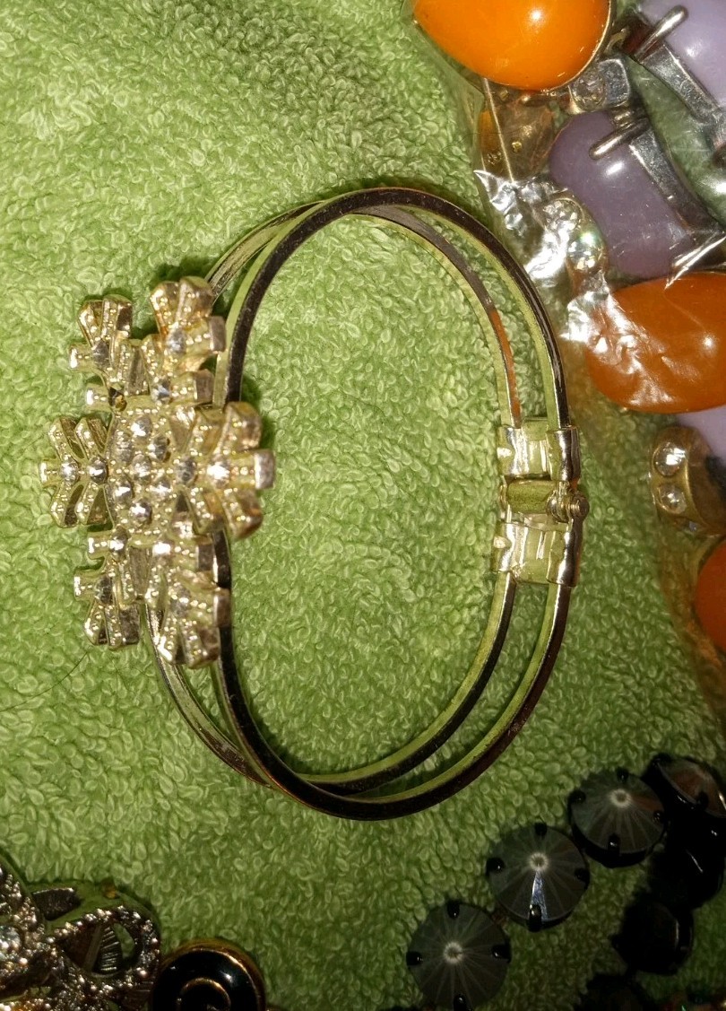 MULTIPLE FASHION BRACELETS MOST STRETCHY BUT SOME PRETTY ONES, SOME SIGNED BRASS