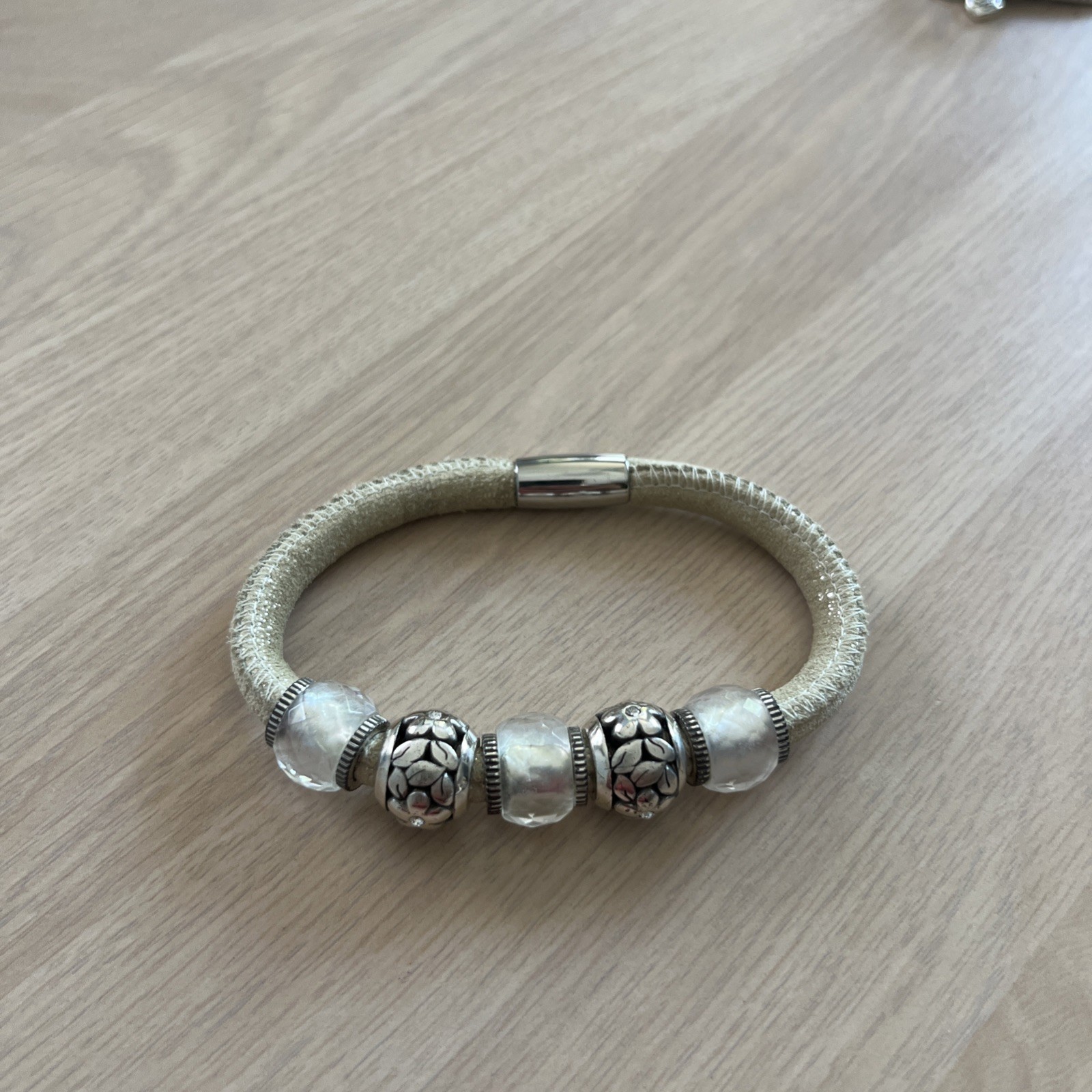 BRIGHTON White WOODSTOCK Bracelet with 5 Beads
