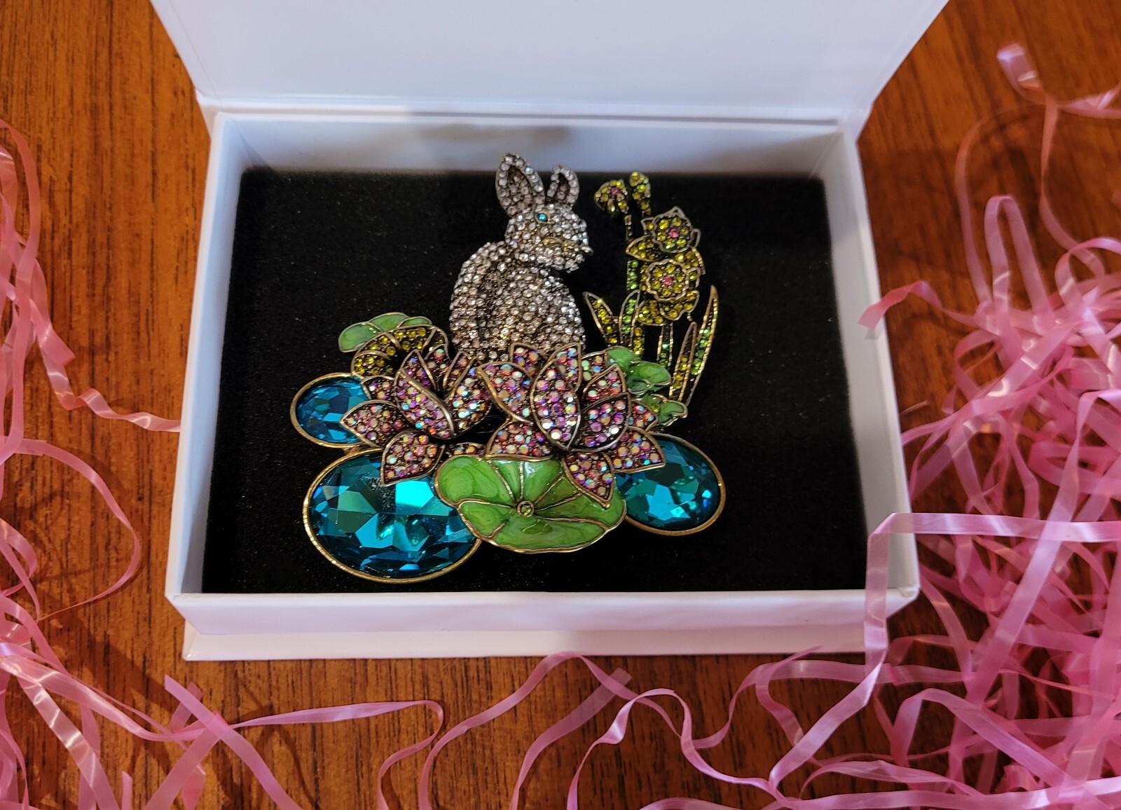 STUNNING ART DESIGNER EASTER Multi- Layered RABBIT & FLOWERS CRYSTAL BROOCH NEW