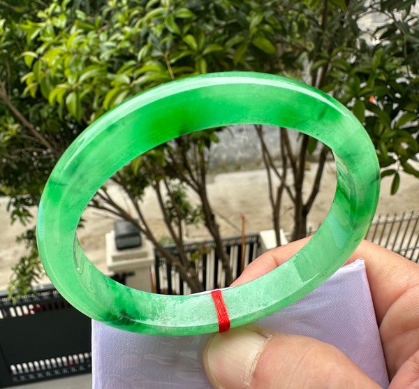 Grade A Natural Green Jadeite Bangle Icy Vivid Green Fine Jewelry Bracelet 59mm