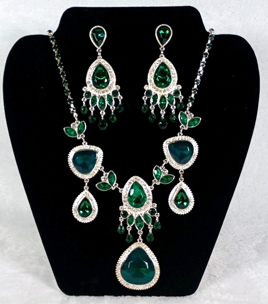 Avon Hollywood Glamour Green Rhinestone Necklace & Earrings Set Emerald Tone