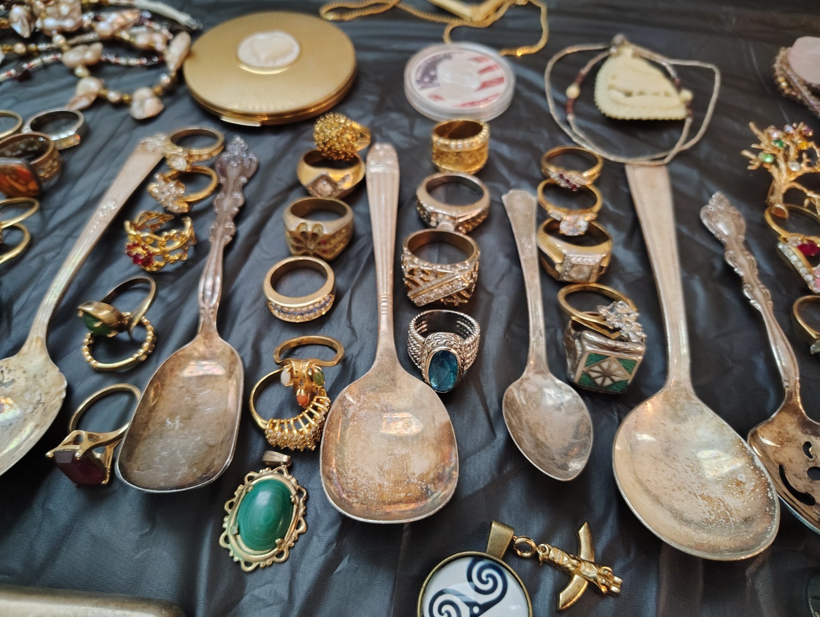 Beautiful Jewelry Lot 100+ Pieces Brooches Rings/Earrings +no gold no silver