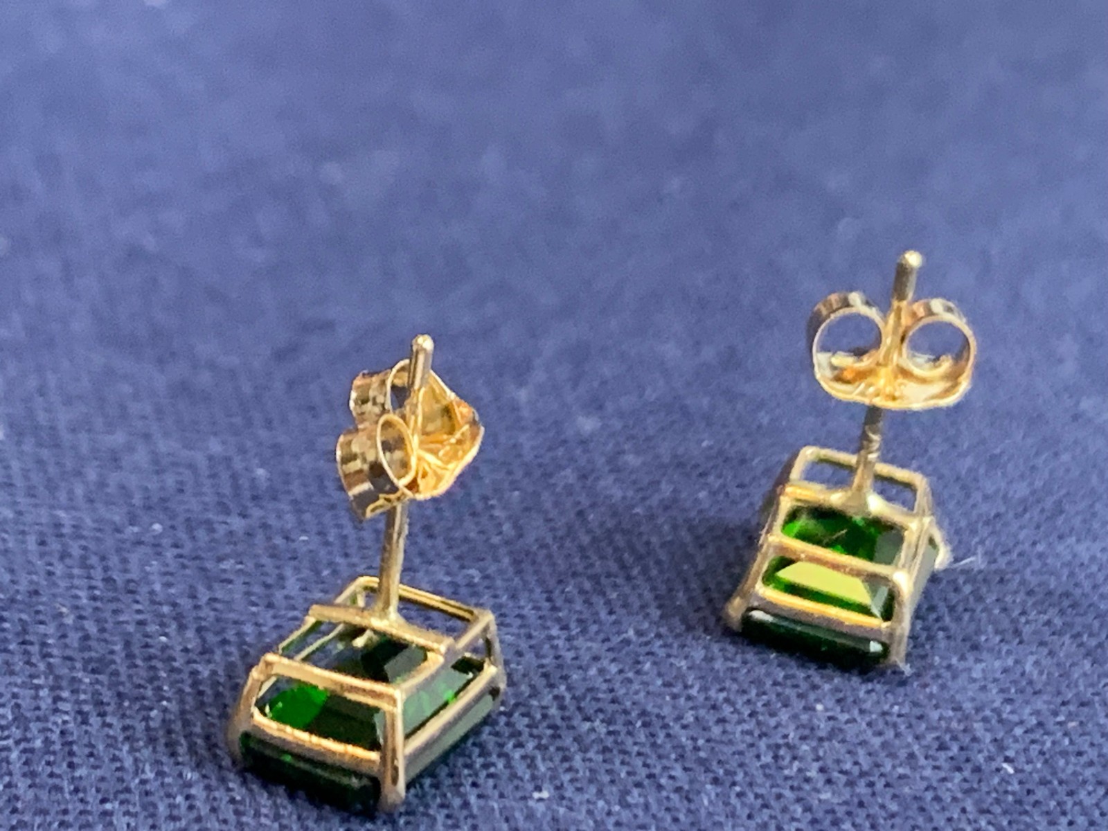 10K Yellow Gold Earrings .68g Fine Jewelry Baguette Emerald Look Studs *READ*