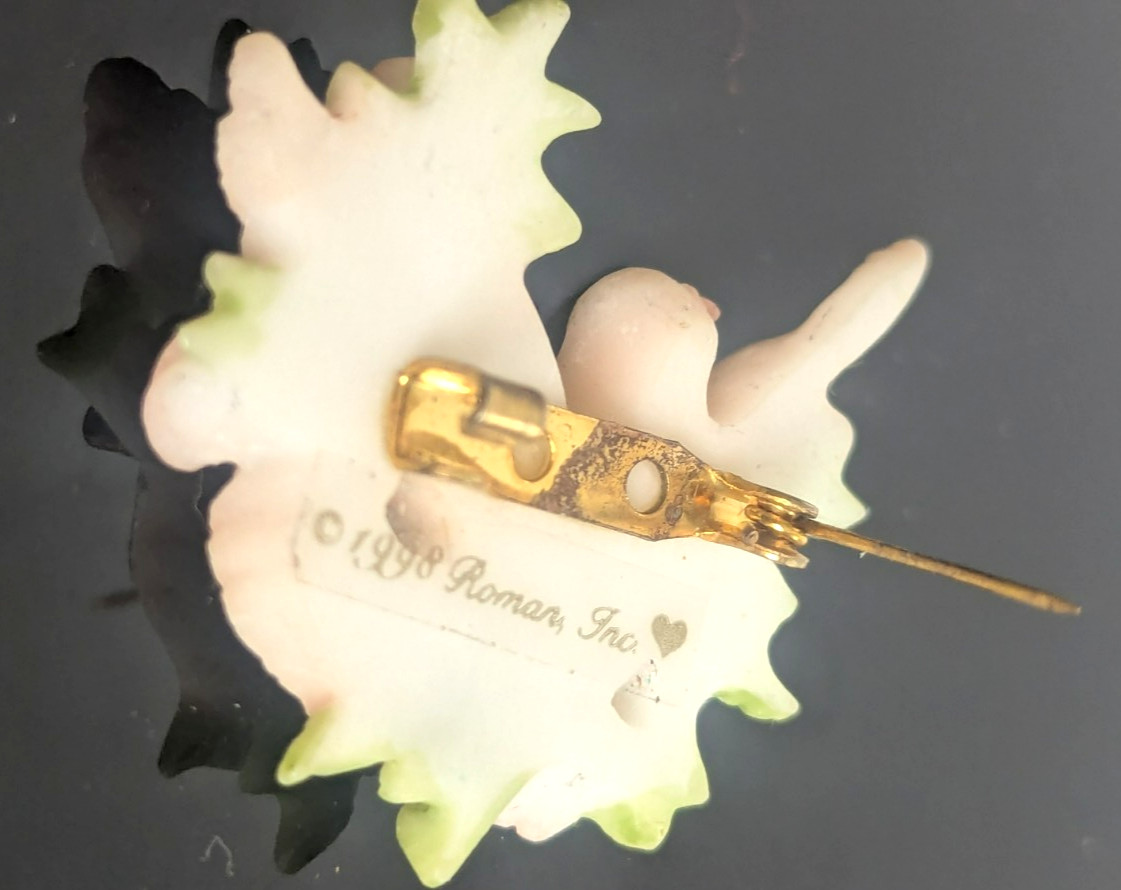 Roman Inc 1998 Seraphim Classic White Dove Brooch Pin Roses leaves 1.5in Resin