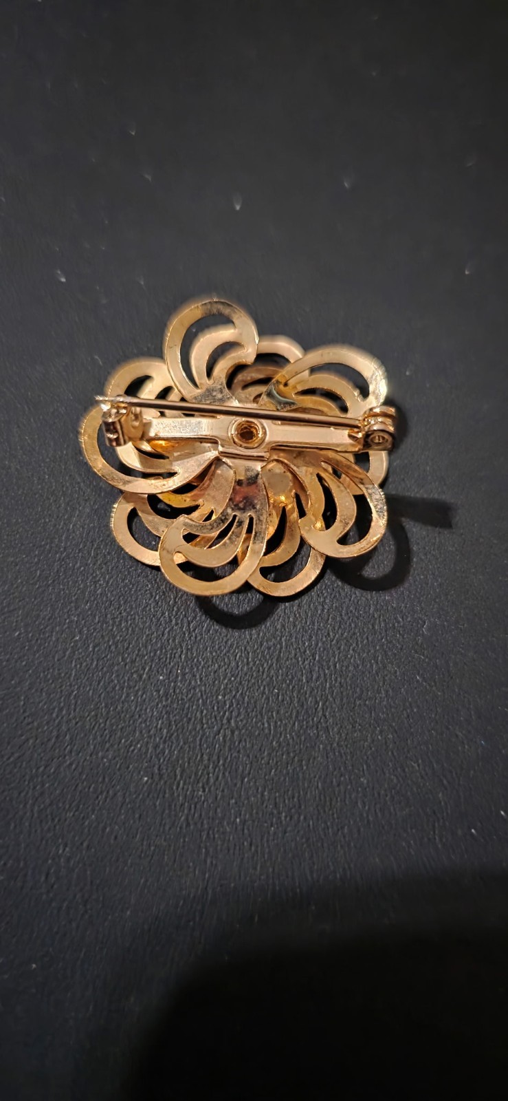 VINTAGE Gold Tone Flower Brooch Pin w/ White Simulated Imitation Pearl Center