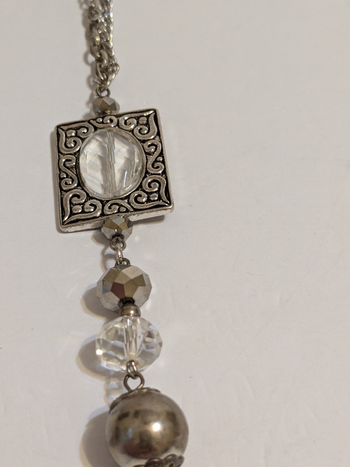 Etched Metal & Acrylic Gray/Clear Faceted Beads Silver Tone Pendant Necklace 29″