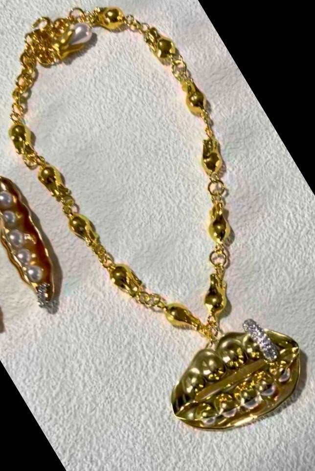 Gold Plated Pea Pod Pendant Necklace Chunky Vintage Style Statement Jewelry