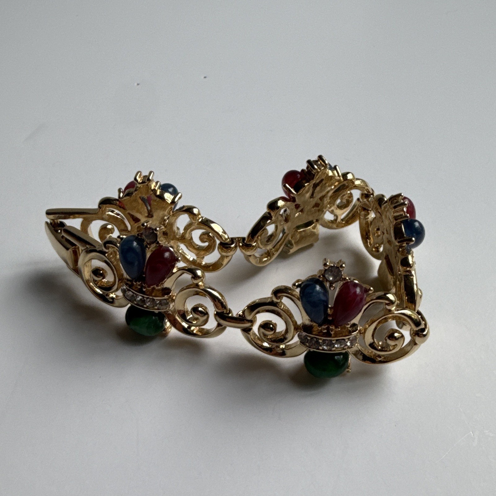 Vintage Trifari Signed Gold Tone India Mogul Multicolor Cabochon 7.5” Bracelet
