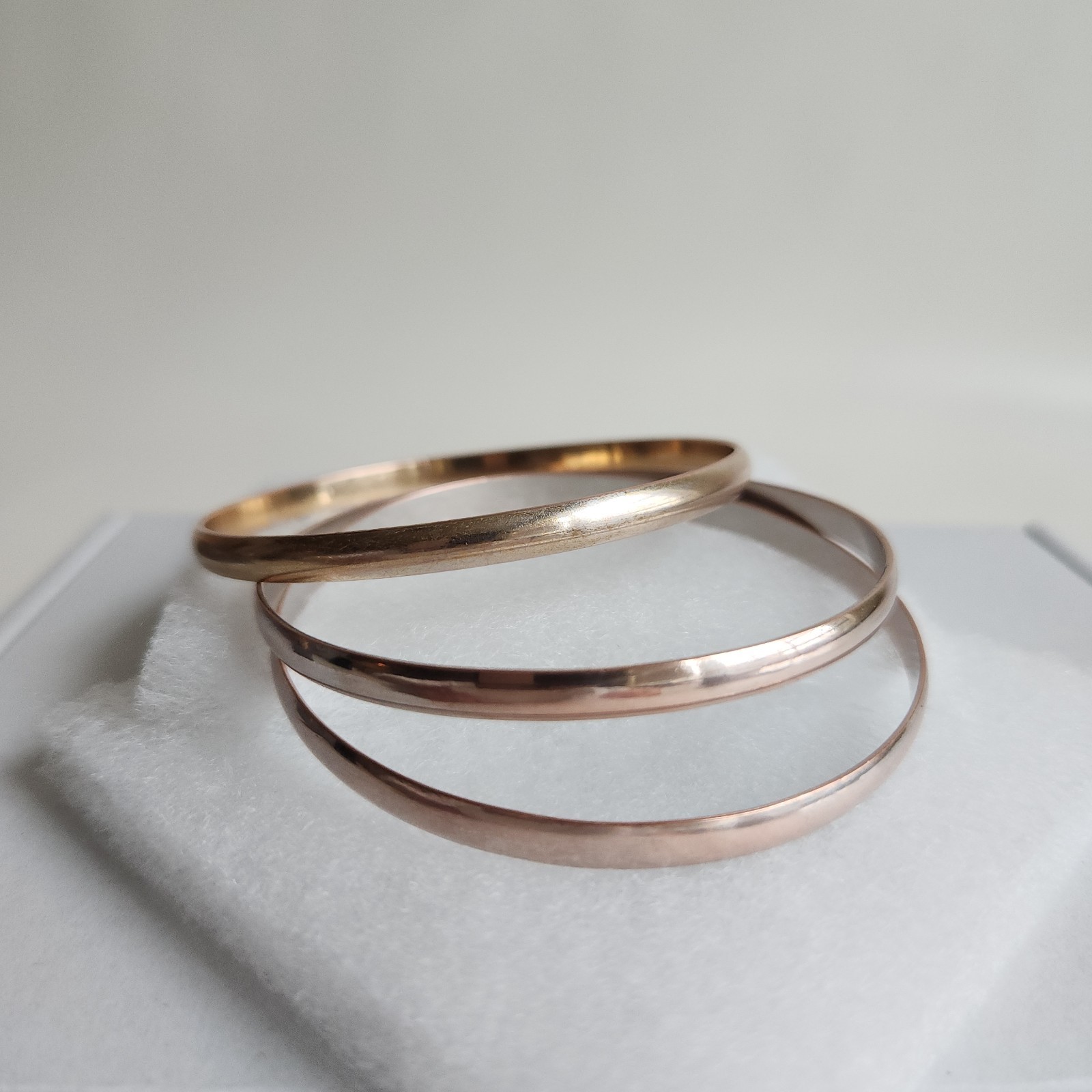 Tri-Color Gold Tone Stacking Bangle Bracelets Set of 3 Yellow Rose White