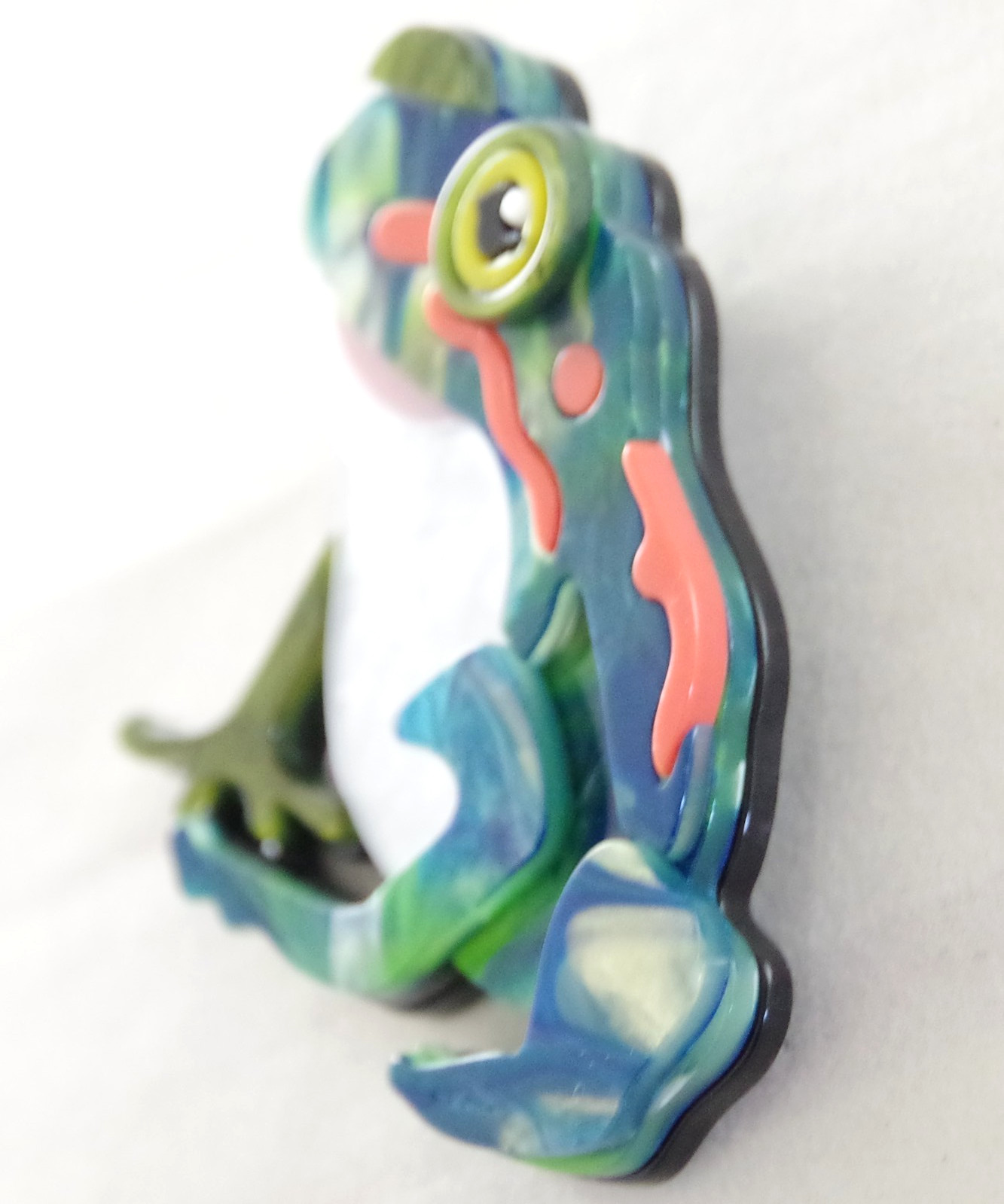 2.25″ NWOT DESIGNER STYLE BEAUTIFUL RAINFOREST FROG LAYERED ACRYLIC BROOCH PIN
