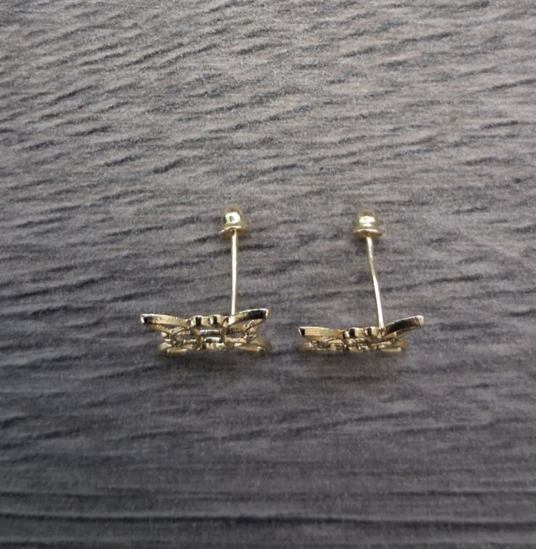 aretes de oro de 10K nudo de bruja / 10K gold earrings wich’s knot screw back.