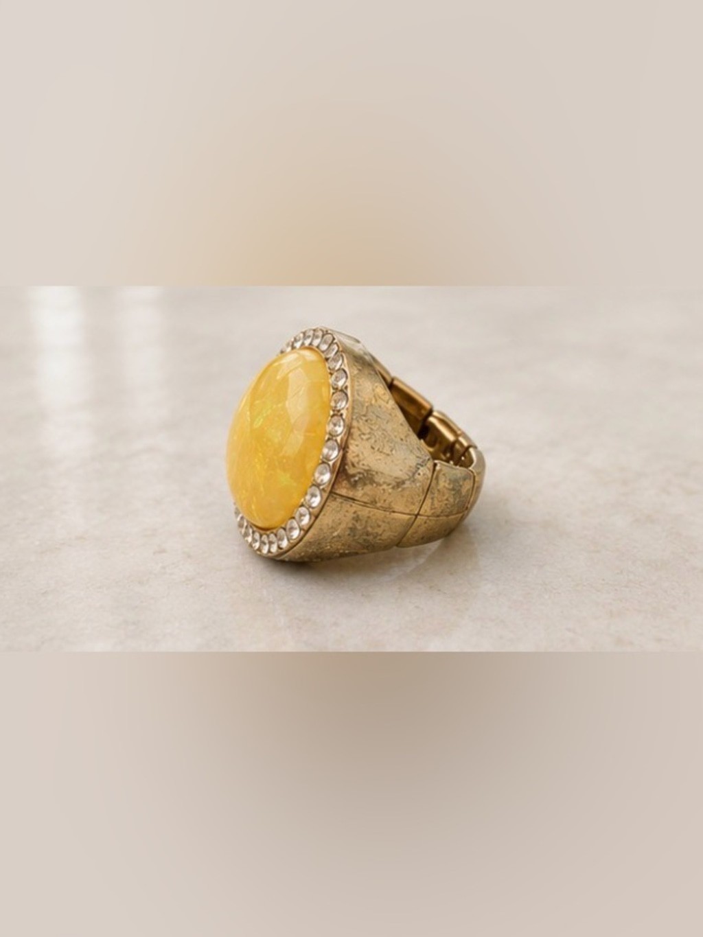 Stretch Statement Ring Yellow Crackle Resin Rhinestone Halo Size 7–7.5