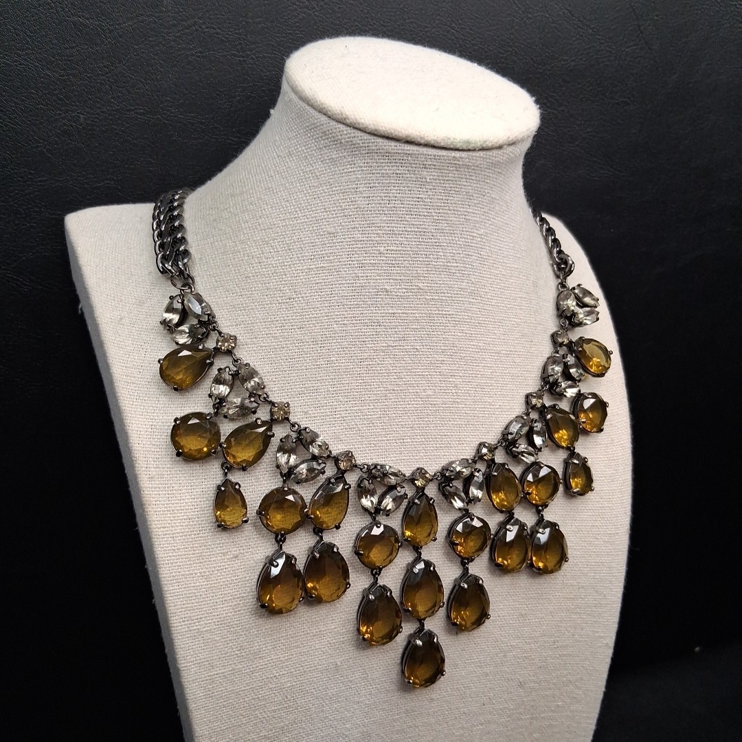 TALBOTS Gunmetal Tone Chain Bib Necklace Whit Green Lucite Jewels. 17.586