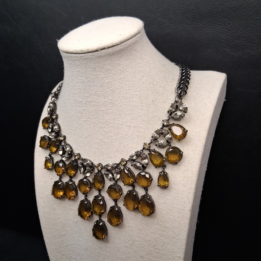 TALBOTS Gunmetal Tone Chain Bib Necklace Whit Green Lucite Jewels. 17.586