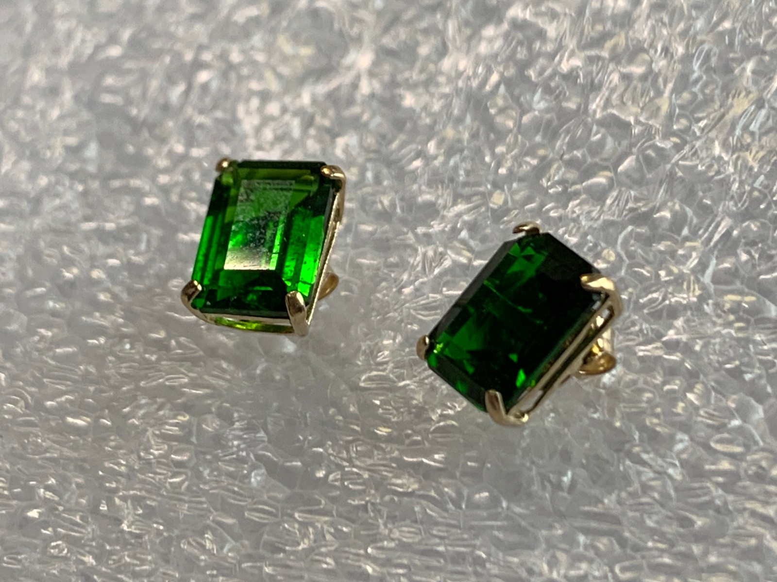 10K Yellow Gold Earrings .68g Fine Jewelry Baguette Emerald Look Studs *READ*