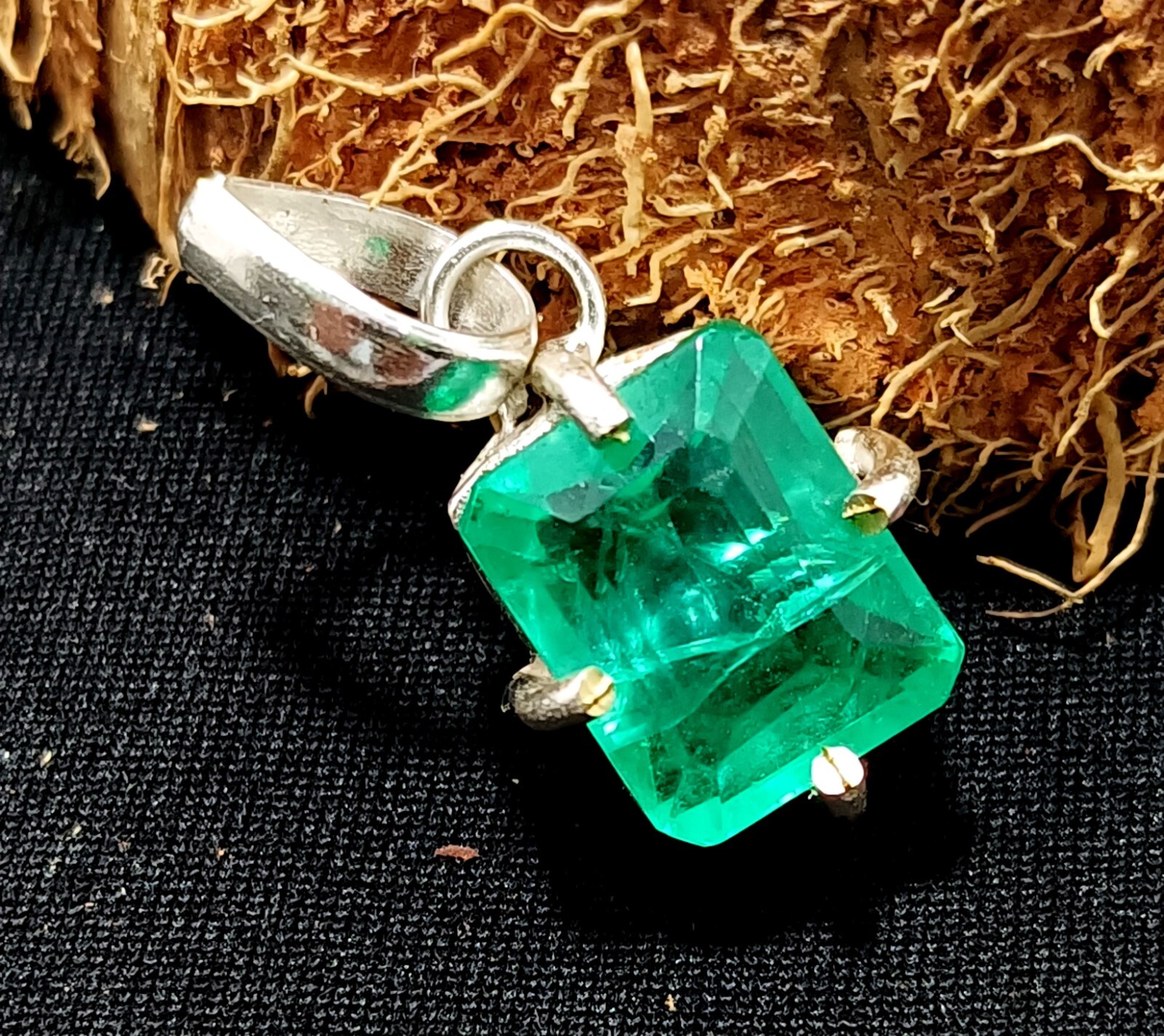 Certified 19.60 Ct Stunning Emerald 925 Solid Silver Emerald CutPendant Gemstone