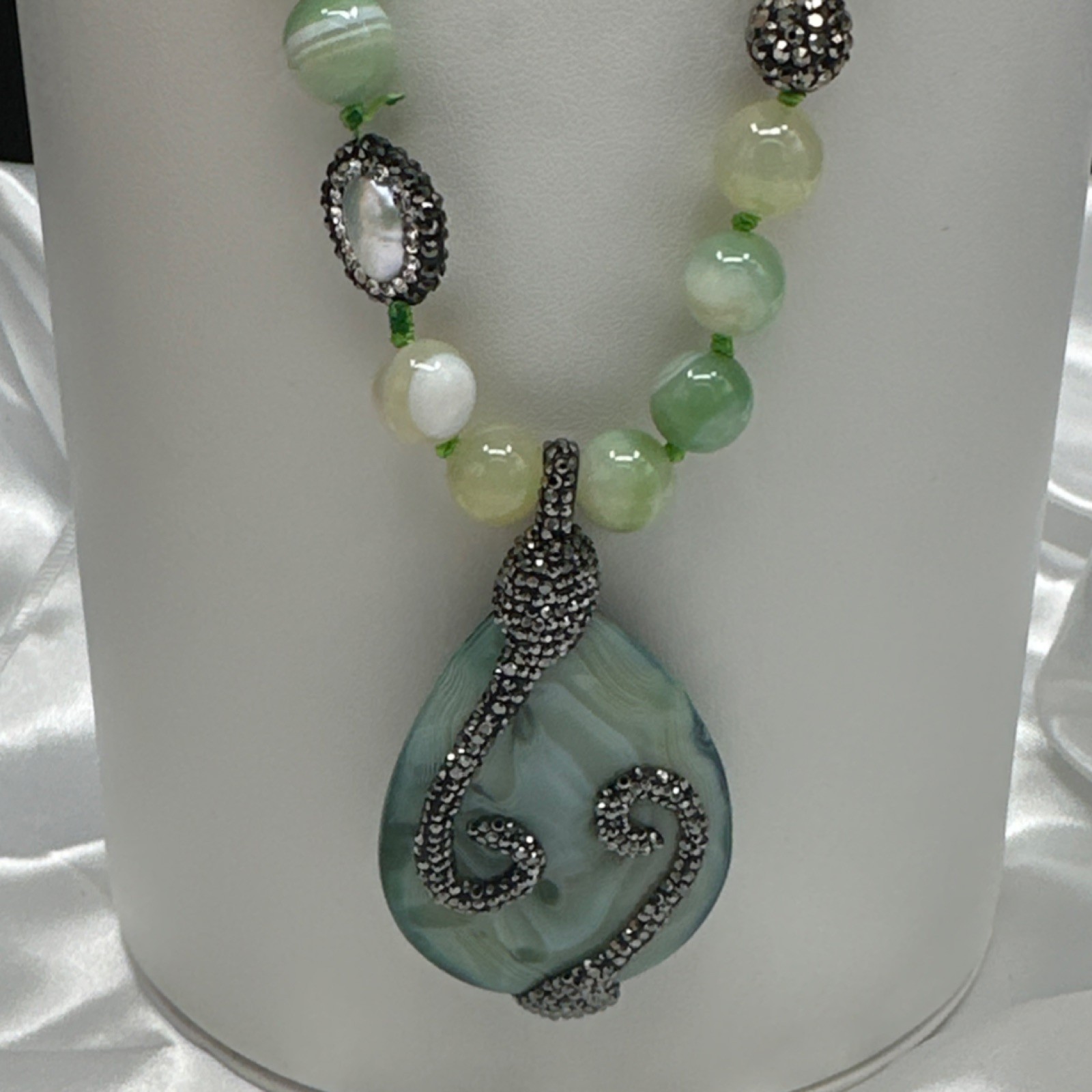 Green Agate Teardrop Pendant Beaded Necklace with Pearl Accents