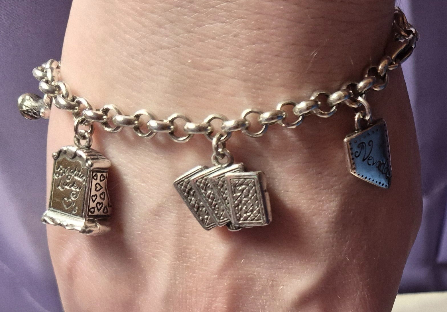7396 Brighton Nevada Las Vegas Charm Bracelet Casino Cards Dice Retired 7.5″Used