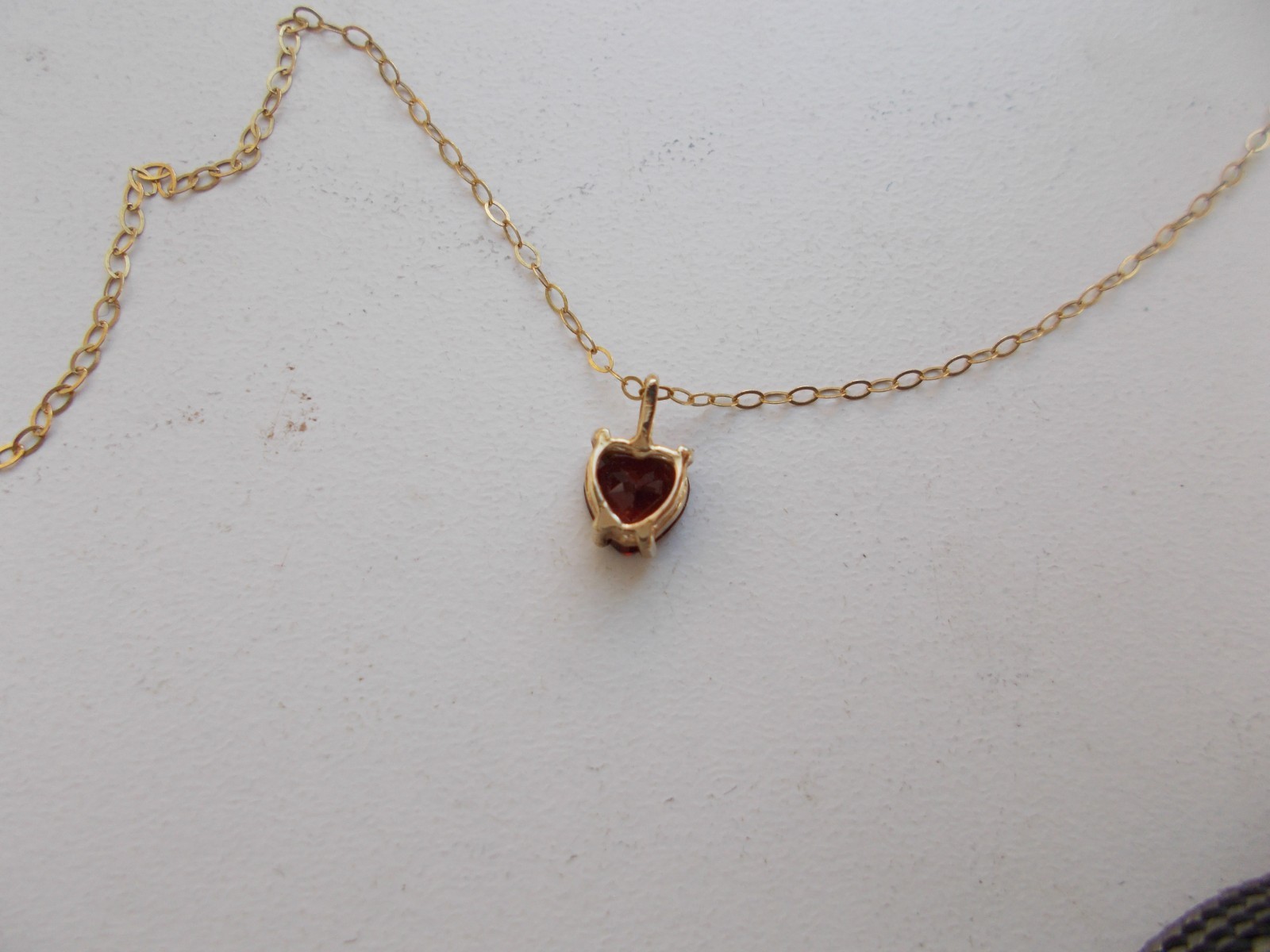 9K GOLD NECKLACE WITH 40CM CHAIN & SMALL RED STONE HEART SHAPE PENDANT WT 0.9G