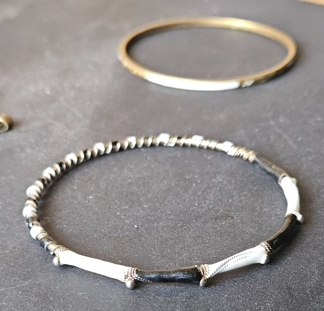BRACELET / BANGLE LOT. MIXED MATERIALS. MODERN / VINTAGE