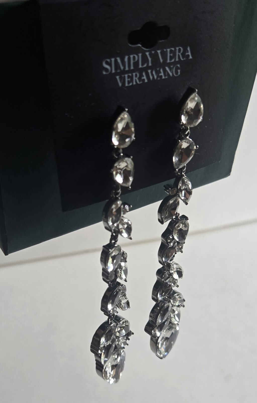 NEW IMPRESSIVE VERA WANG SIMPLY VERA DANGLING DROP EARRING BRIDAL, ANY OCCASION