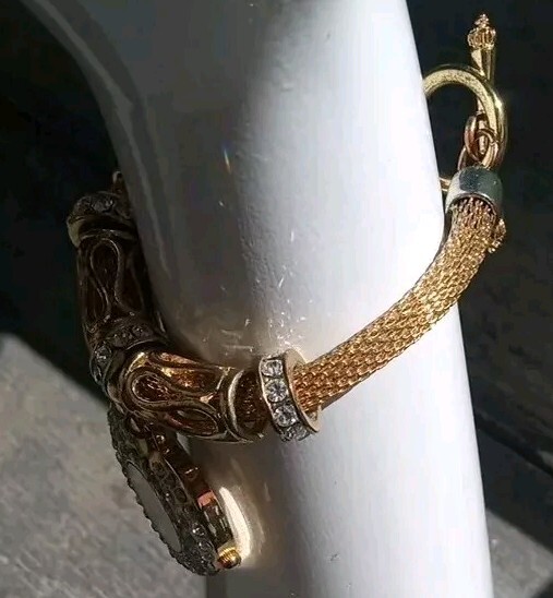 Gold Tone Large 1.5″ Heart Clock Charm Bracelet..Very Pretty