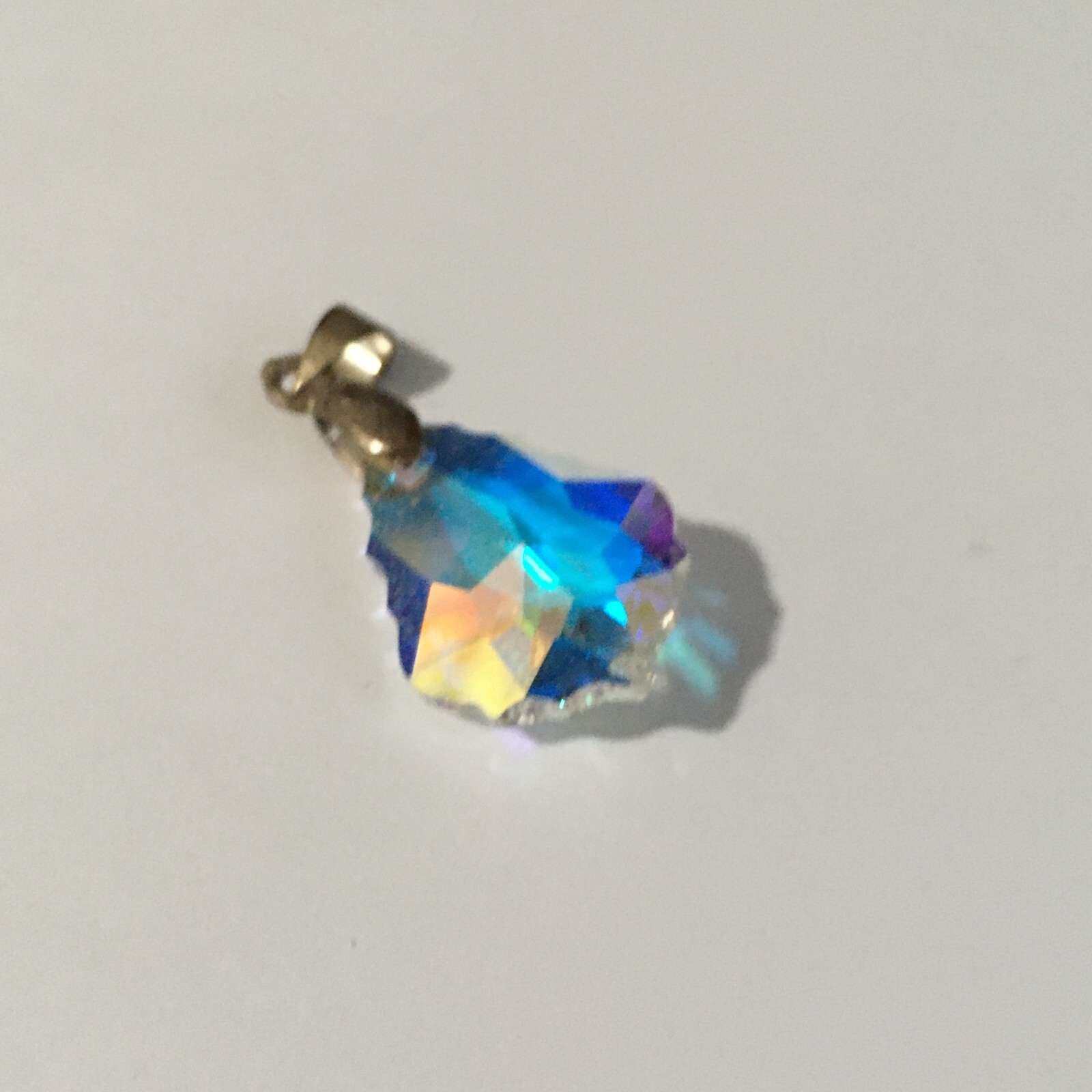 NEW WITHOUT TAGS STUNNING CRYSTAL TEARDROP PENDANT 1″ RAINBOW SILVER TONE