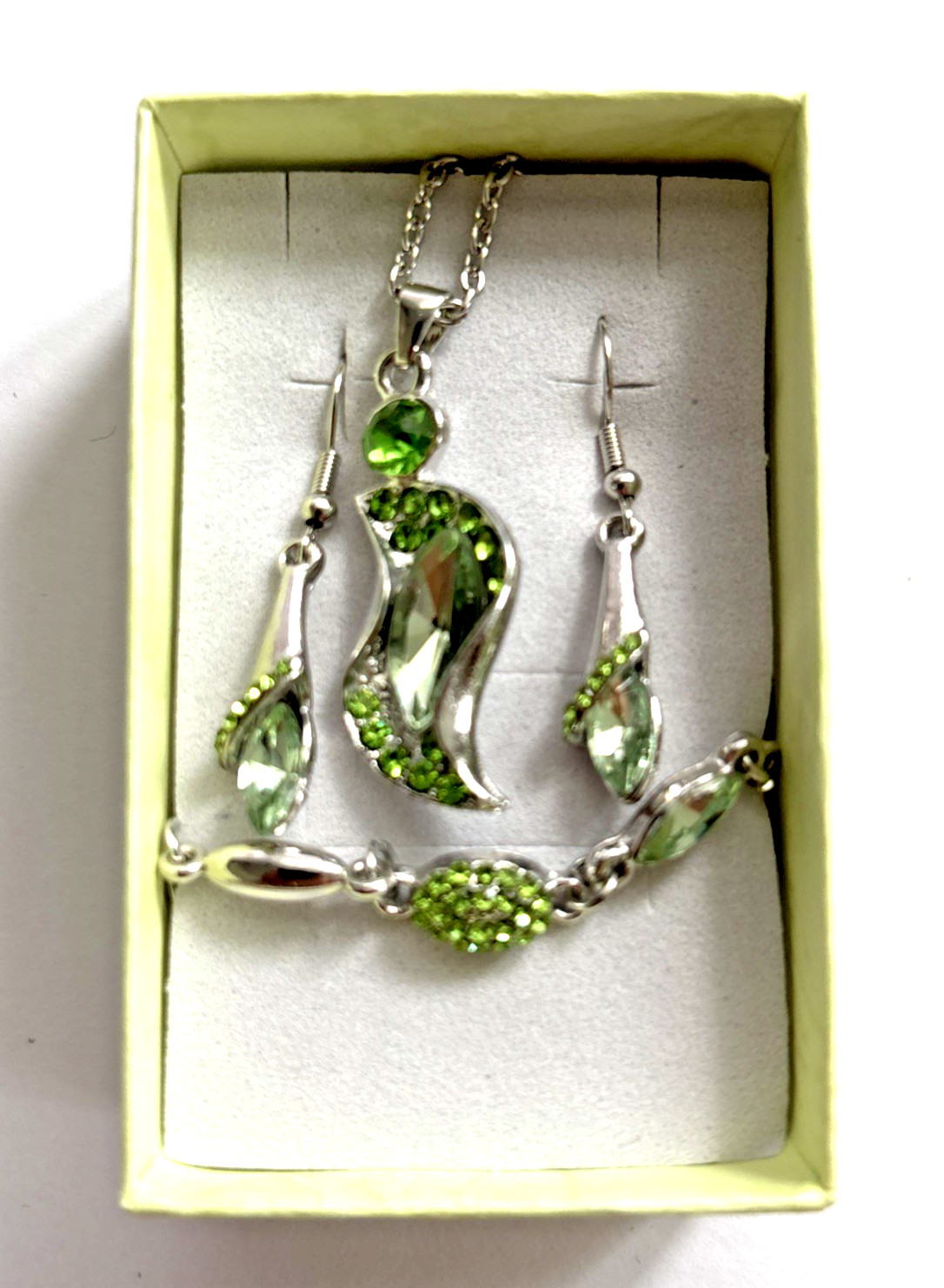 Set of Necklace Dangle Earrings & Bracelet Emerald sparkling, Chuns Fashion