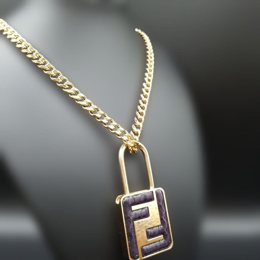 Fendi Black F Logo Padlock Gold Cadena Women’s Necklace – Excellent Condition