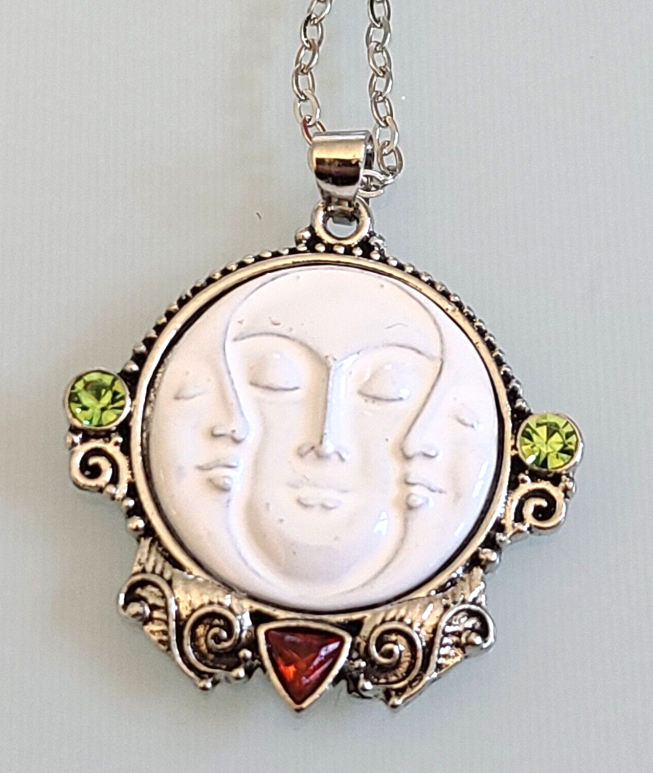 UNUSUAL TRIPLE MOON FACE NECKLACE FULL MOON WITH TWO CRESCENT MOONS CARESSING