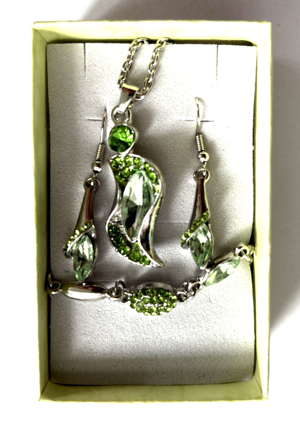 Set of Necklace Dangle Earrings & Bracelet Emerald sparkling, Chuns Fashion