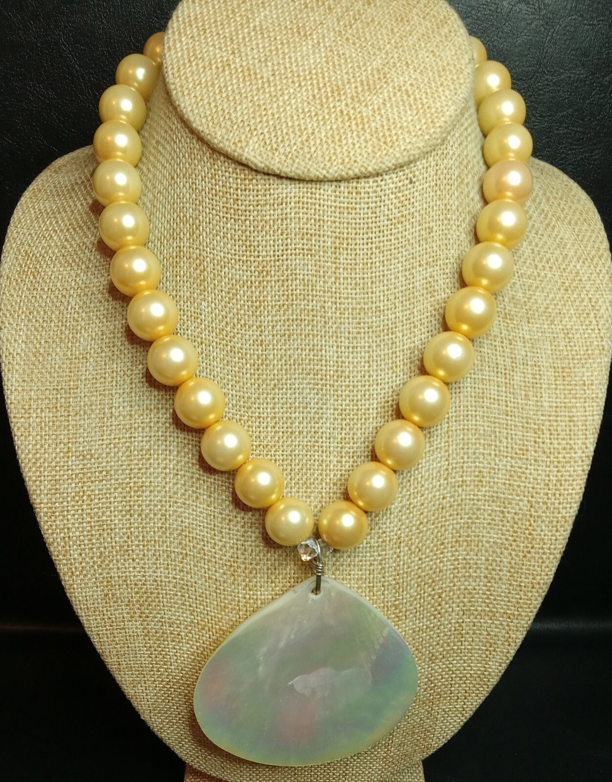 MADE WHIT LOVE Faux Pearls Necklace Mother Of Pearl Shell Pendent. 7844