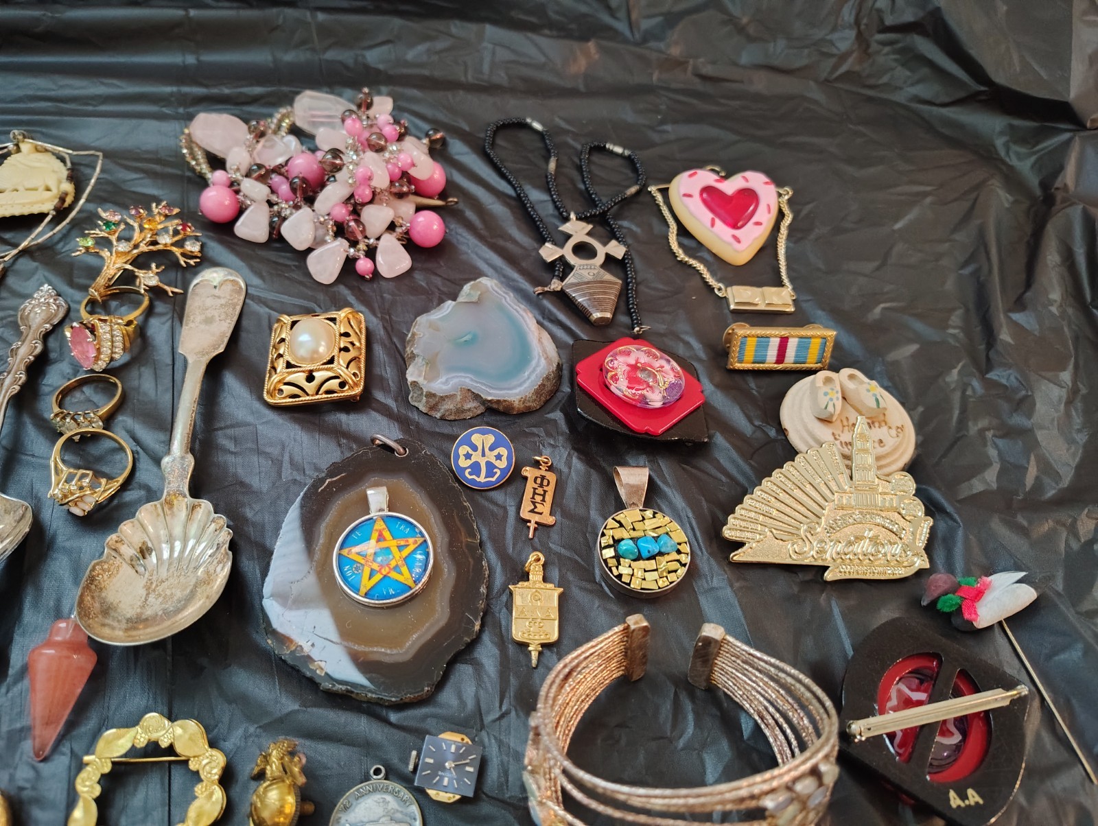 Beautiful Jewelry Lot 100+ Pieces Brooches Rings/Earrings +no gold no silver