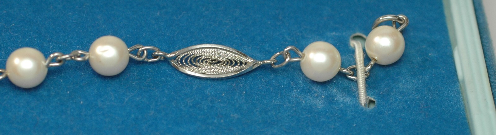 Vintage 7 Inch bracelet with jewelry box as shown Free Shipping