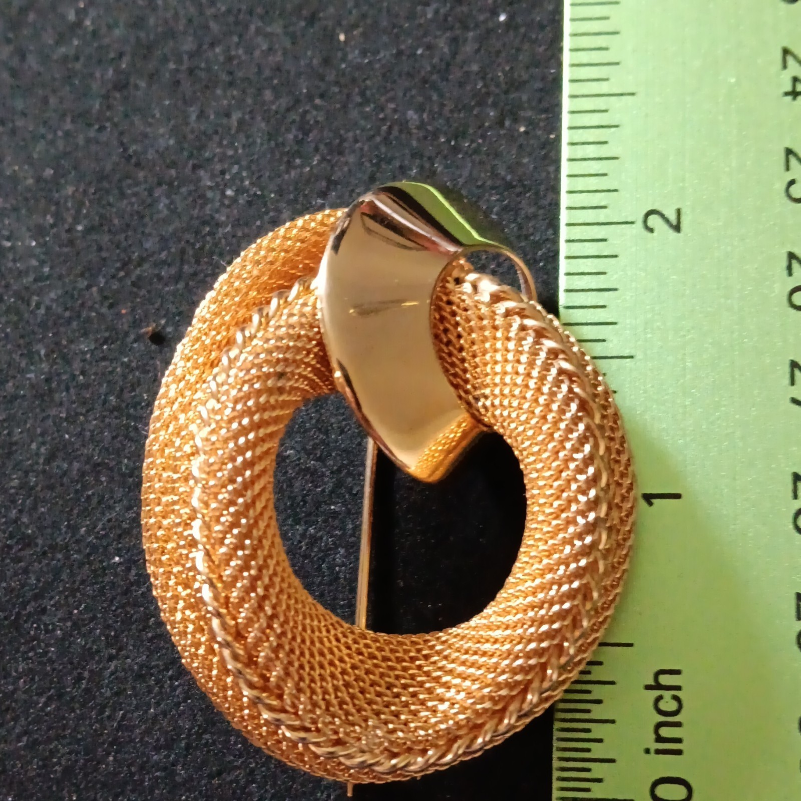 Coro Gold Tone Textured Mesh Round Circle Brooch Pin 2 in Metal Beauty Theme