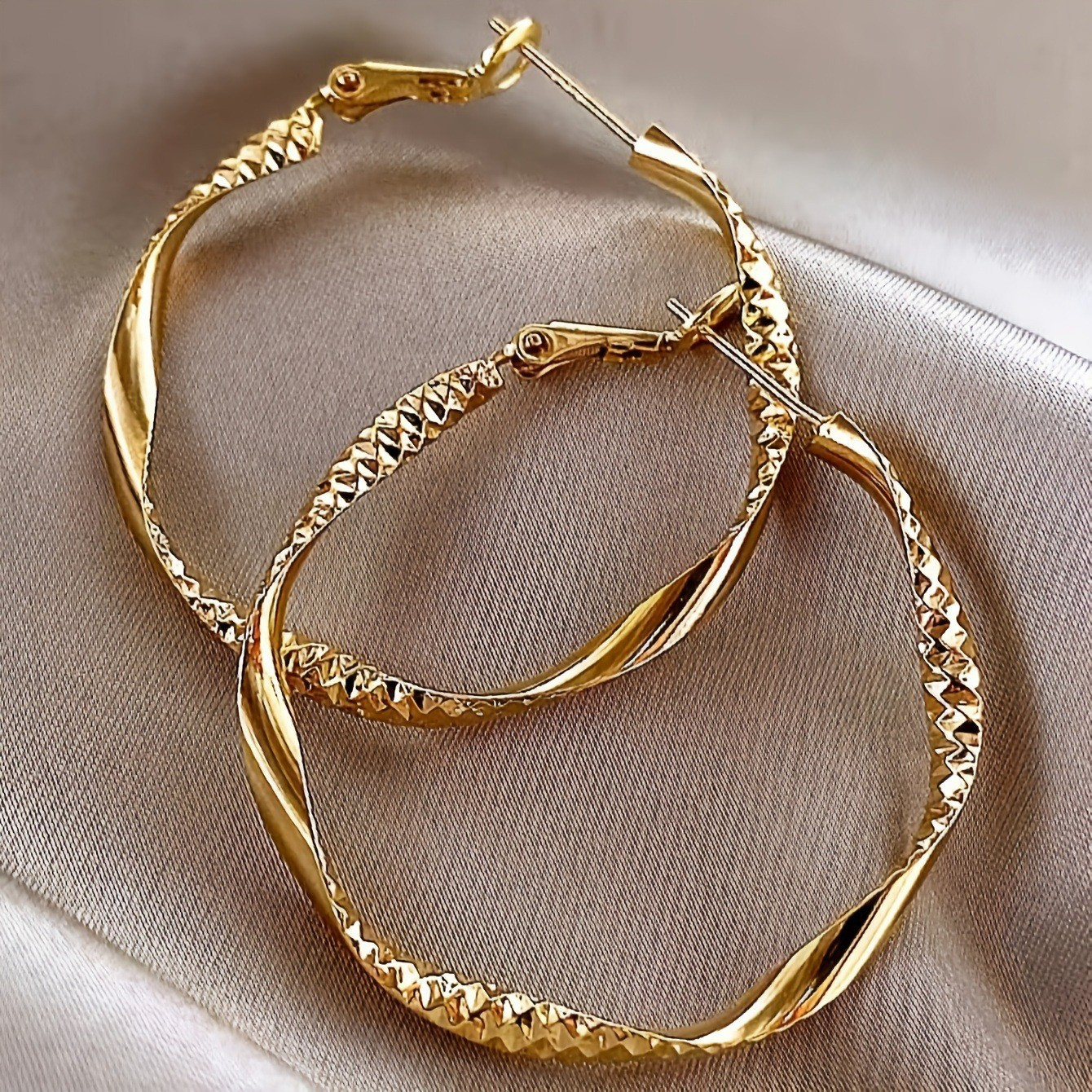 2 Pairs Fashionable Gold Circle Earrings Textured Twist Design Hoop Earrings