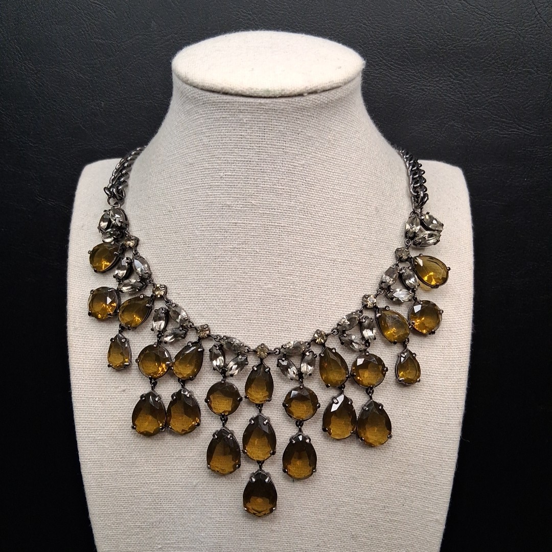 TALBOTS Gunmetal Tone Chain Bib Necklace Whit Green Lucite Jewels. 17.586