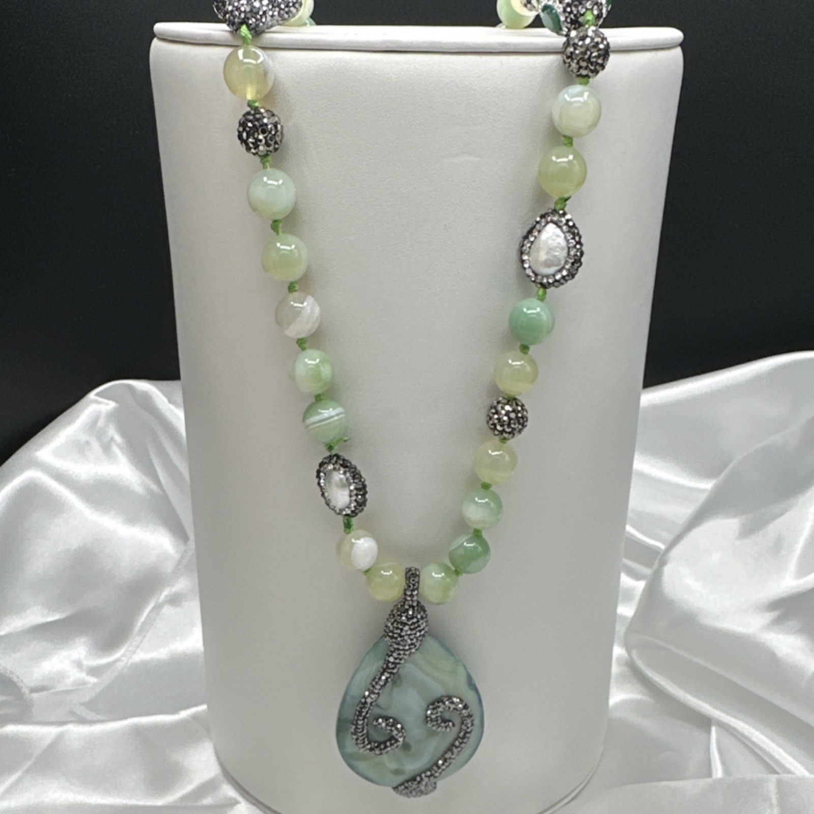 Green Agate Teardrop Pendant Beaded Necklace with Pearl Accents