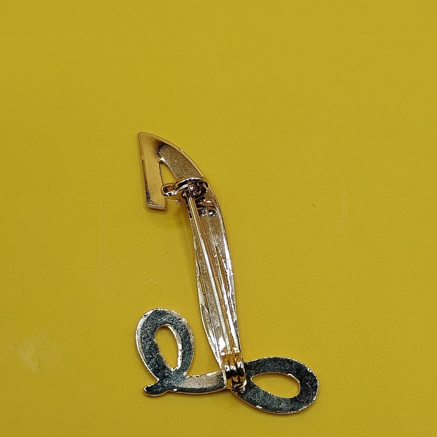 Gold Tone Metal Letter L Brooch Pin, No Stones, Letters Numbers & Words Theme