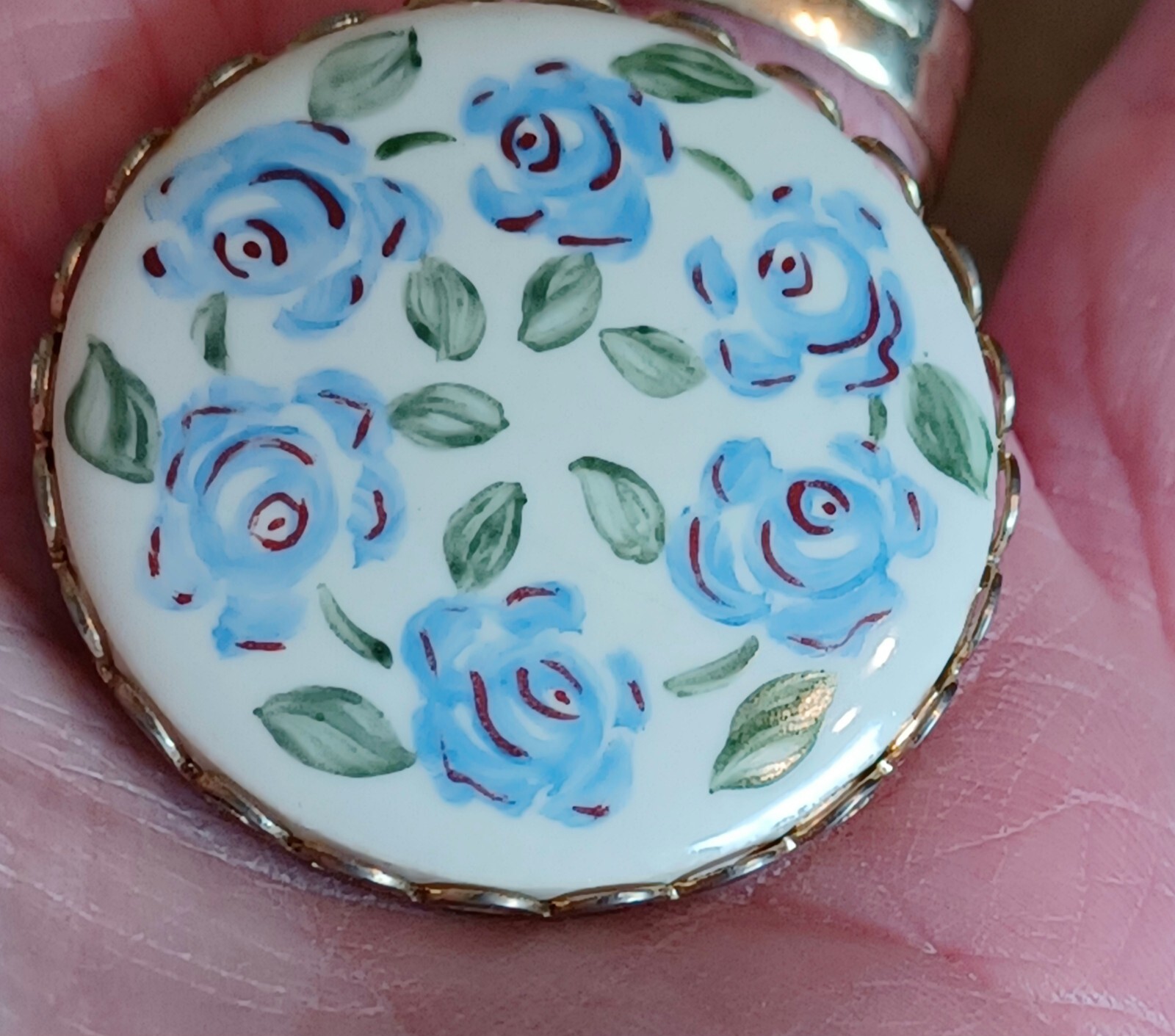 Brooch Silvertone/Porcelain Blue Flower Pin Round Scalloped Edge
