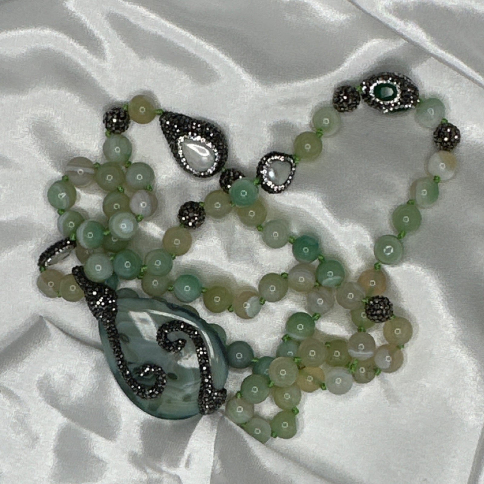 Green Agate Teardrop Pendant Beaded Necklace with Pearl Accents