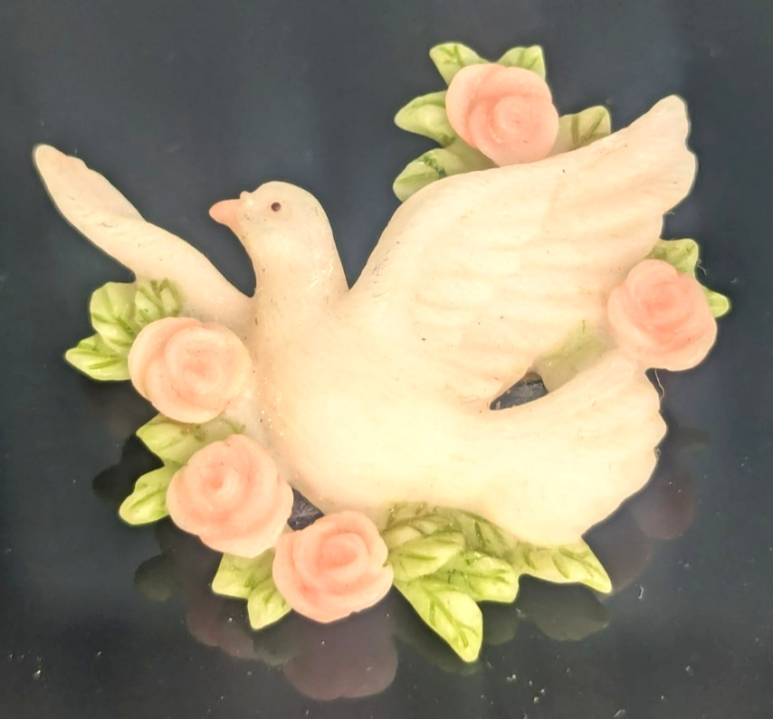 Roman Inc 1998 Seraphim Classic White Dove Brooch Pin Roses leaves 1.5in Resin