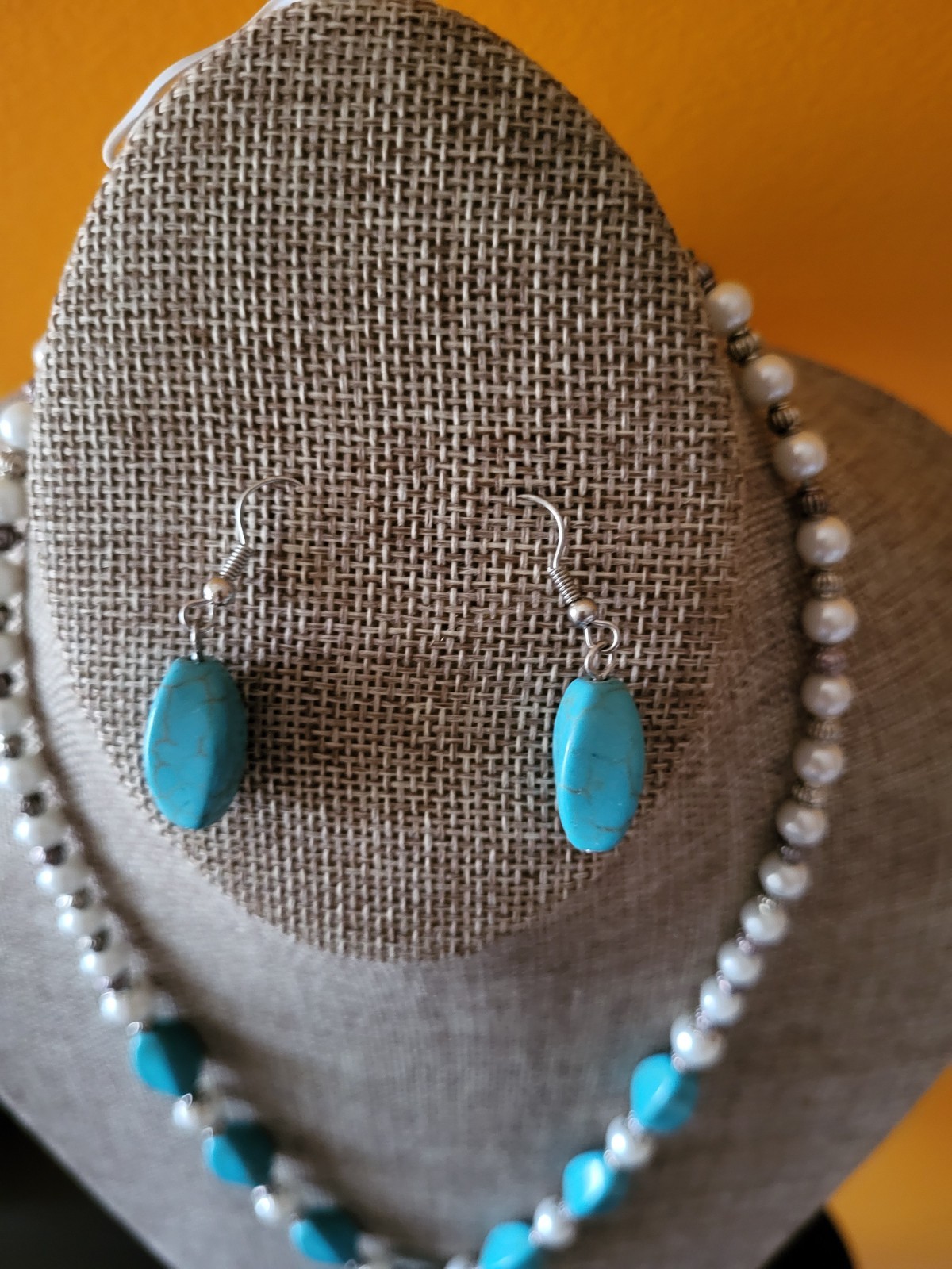 Turquoise-colored synthetic stones and white beads necklace set