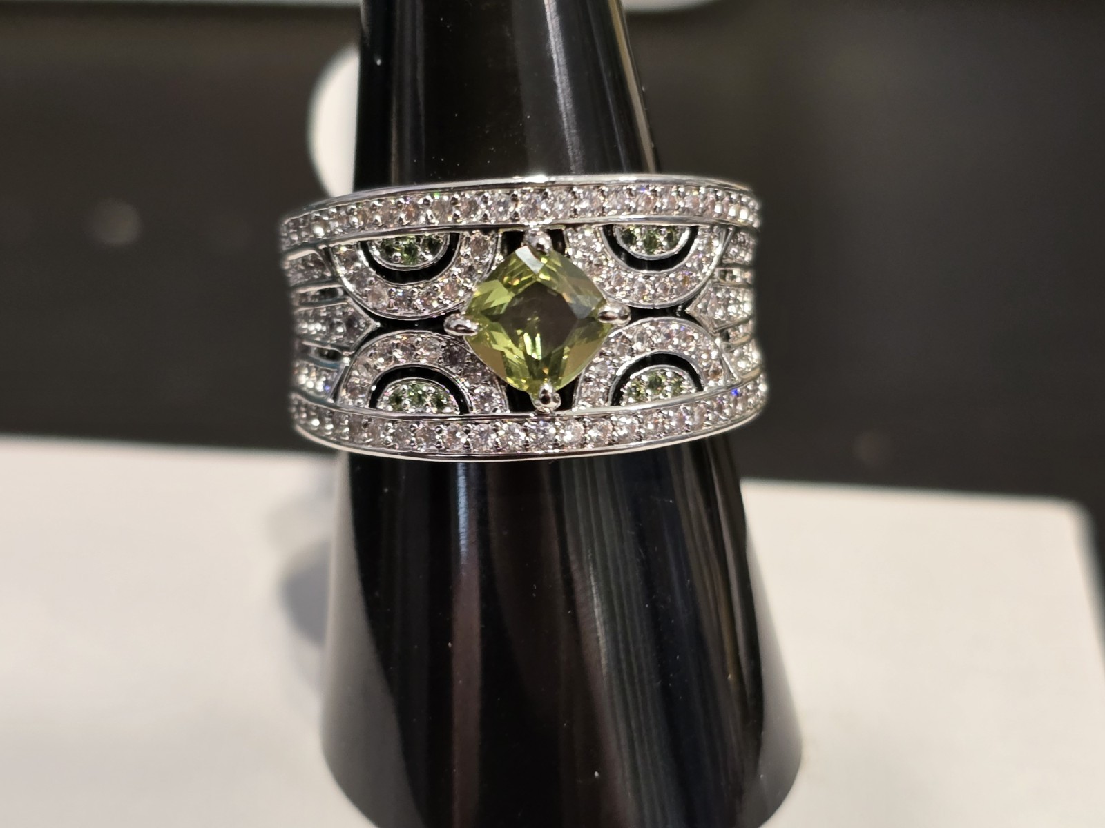 Bomb party August 2025 Peridot Size 9 Lime Luxe Hematite Plating