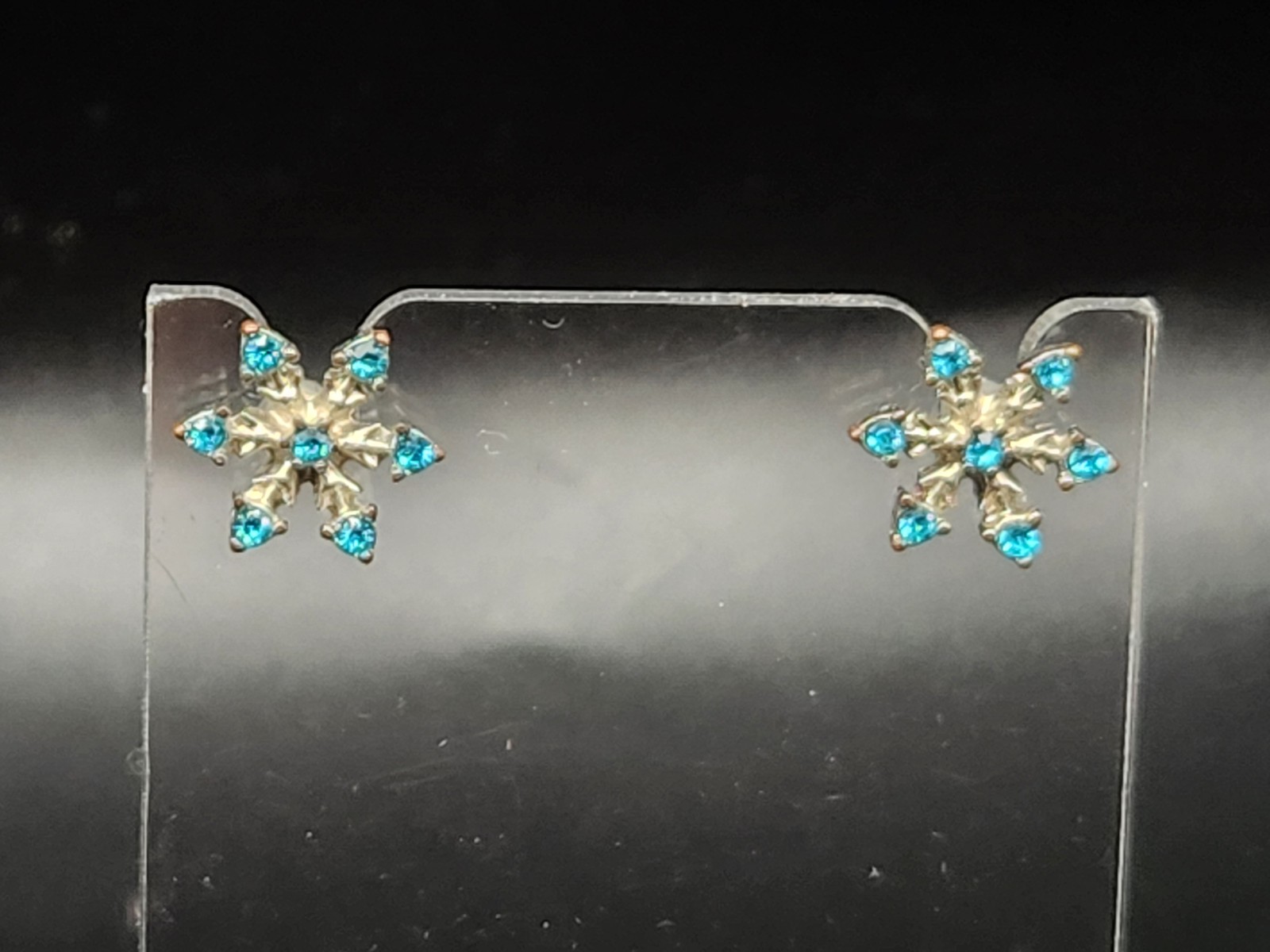 Blue Rhinestone Snowflake Stud Earrings Silver Tone Winter Holiday Earrings 1/2″