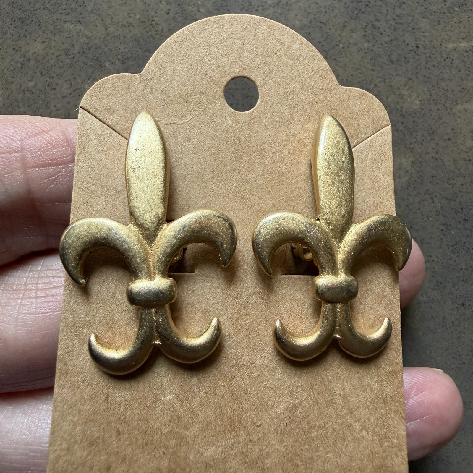 Vtg DKNY Donna Karan 1.5″ Matte Gold Clip On Fleur Di Lis Earrings